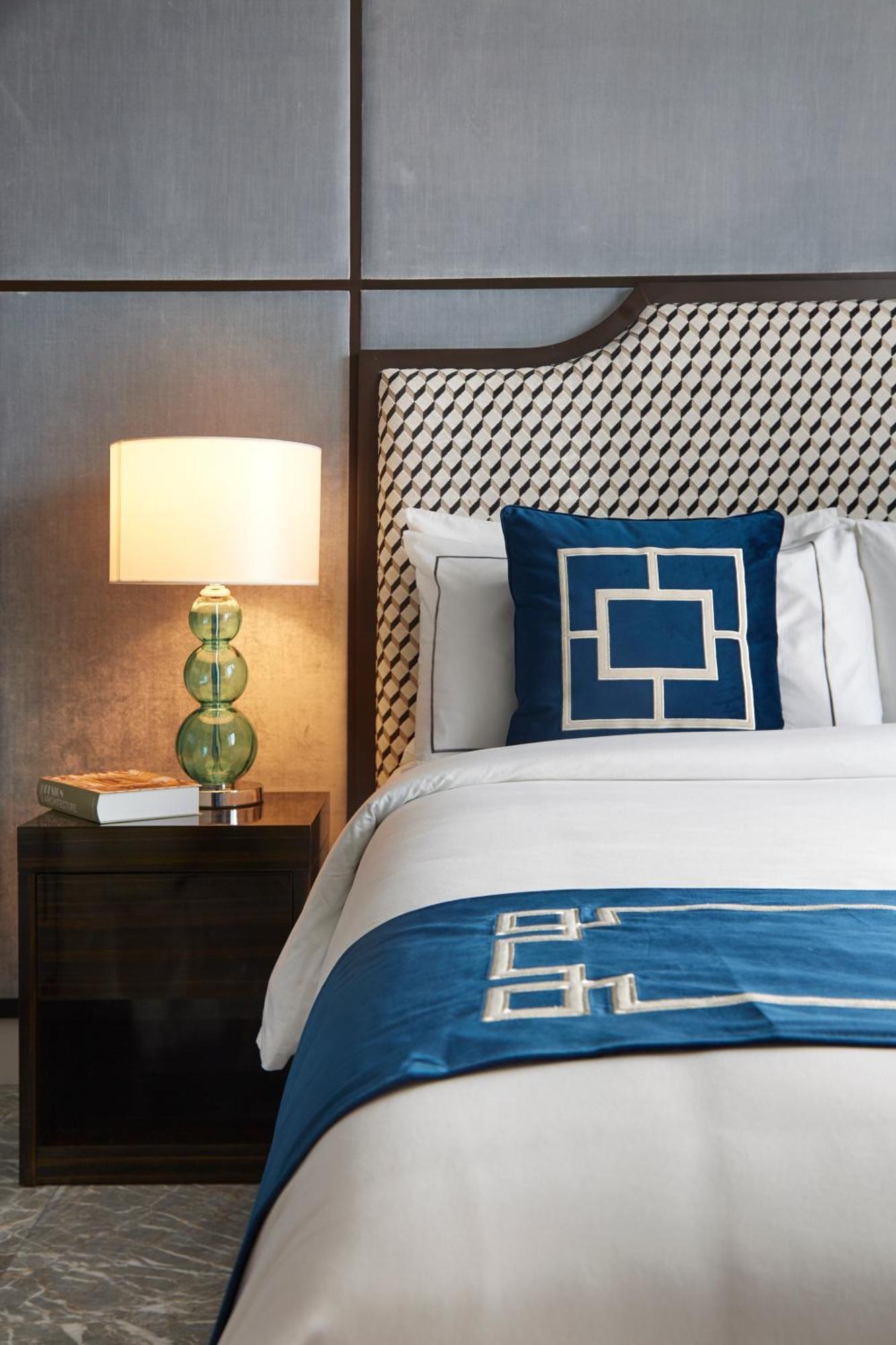 The Face Style Hotel Kuala Lumpur Zewnętrze zdjęcie A bed with a throw pillow